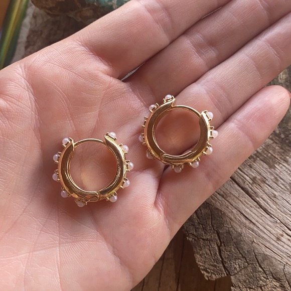 FP Pearl Huggy Hoop Earrings - Picture 6 of 6